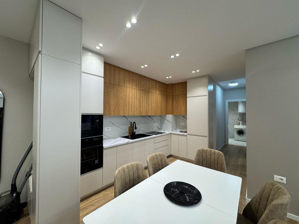 🏡 Qera Apartament 2+1  📍 Përballë Deliorgjit, afër Pastiçeri Nela