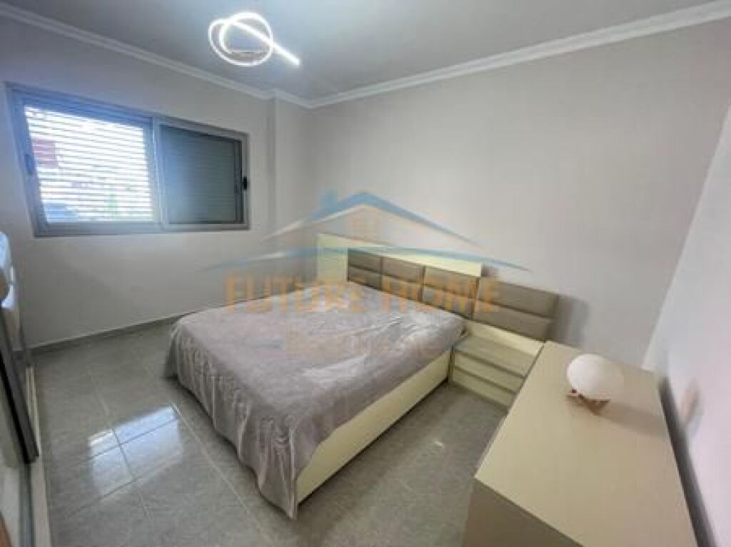 Shitet, Apartament 3+1+2, Kristal Center, Tiranë.
