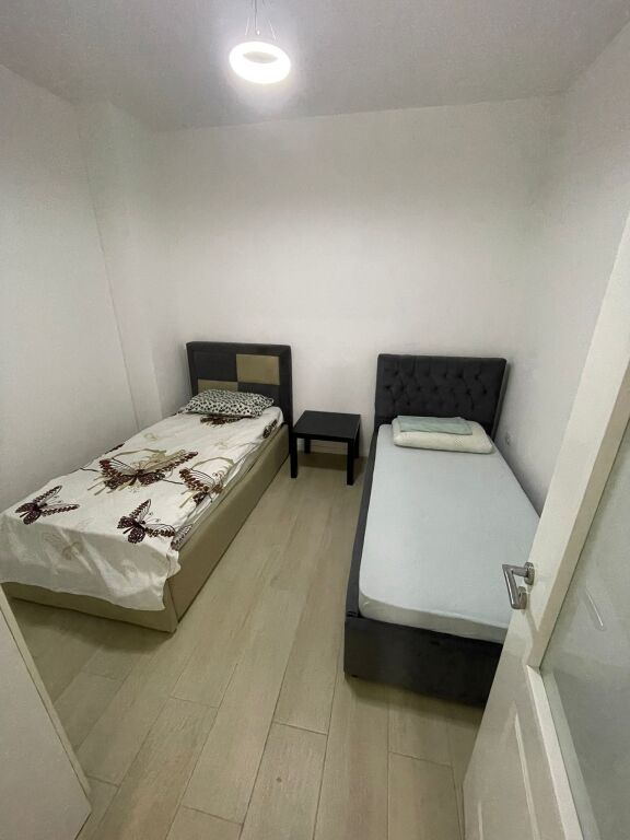 Jepet me qira 2+1 i konvertuar tek Bar Tulipan Fresk 🏷️35.000Leke