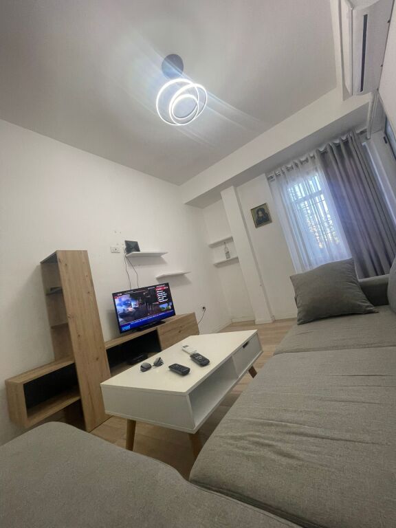 Jepet me qira 2+1 i konvertuar tek Bar Tulipan Fresk 🏷️35.000Leke