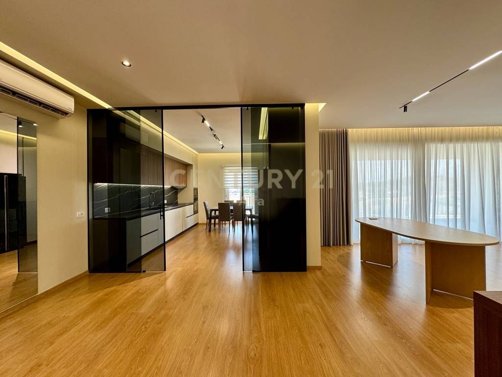 AFFITTO, APPARTAMENTO 3+1+3 con POSTO AUTO IN UNA DELLE MIGLIORI RESIDENZE NELL'AREA DEL LAGO ASCIUTTO❗️ 2.200 € /Mese 200.000 Lek /Mese