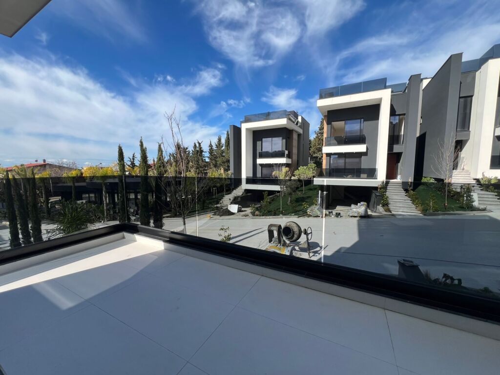 Villa for sale in Golem inside a residence !
