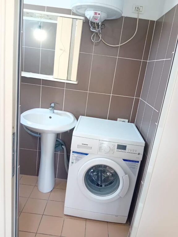 APARTAMENT 1+1. 28000 LEKE.PAS SPITALIT AMERIKAN 2