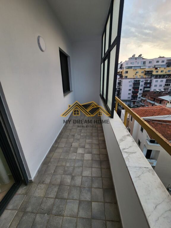 SHITET APARTAMENT PRAN KOMPLEKS EKA PLAZH DURRES!
