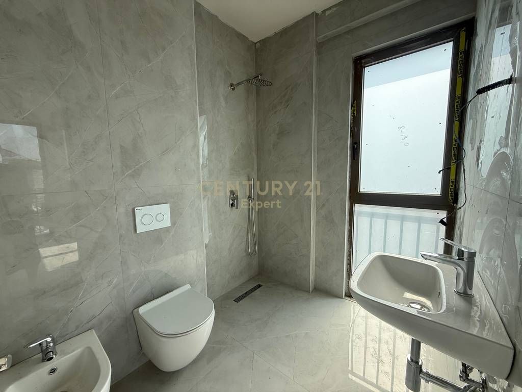 APARTAMENT 3+1+2 PER SHITJE NE LAPRAKE!