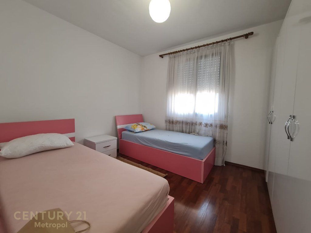 APARTAMENT 2+1 PER QERA PRANE QENDRES !