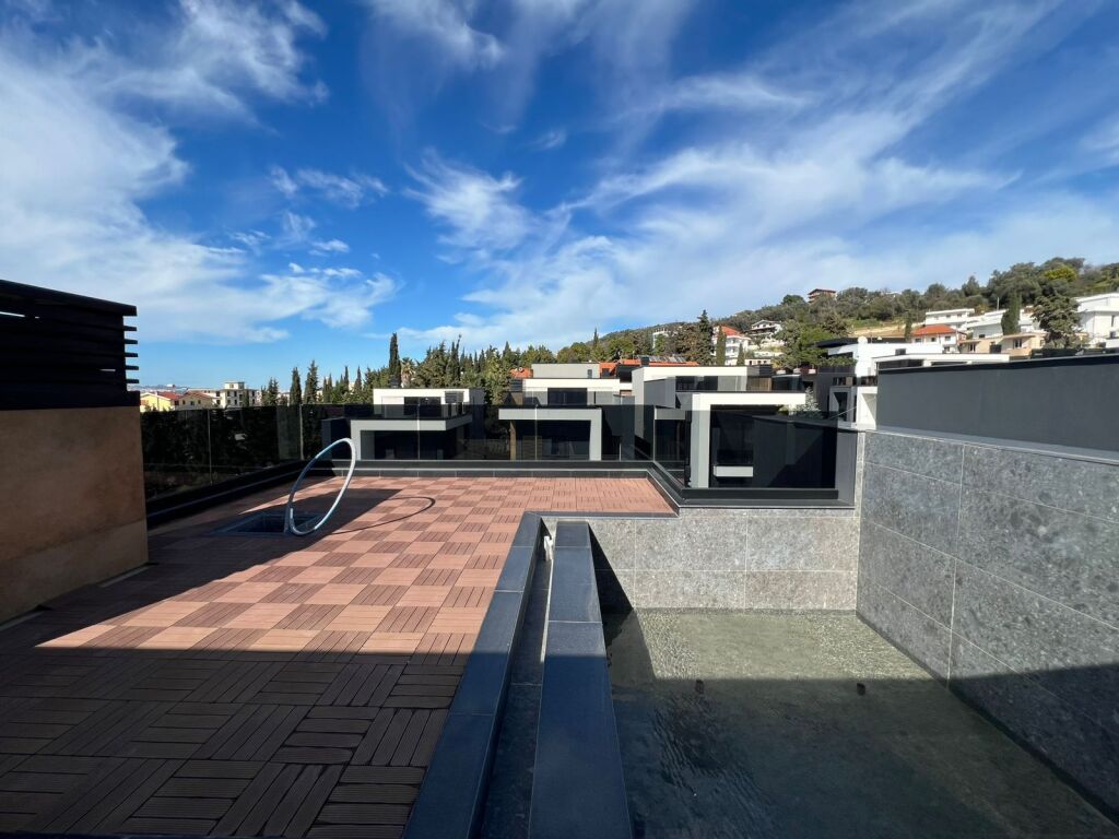 Villa for sale in Golem inside a residence !