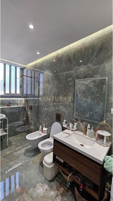 RRUGA FORTUZI, APARTAMENT 2+1 PER QIRA 1,000 € /Muaj 95,000 Lekë /Muaj