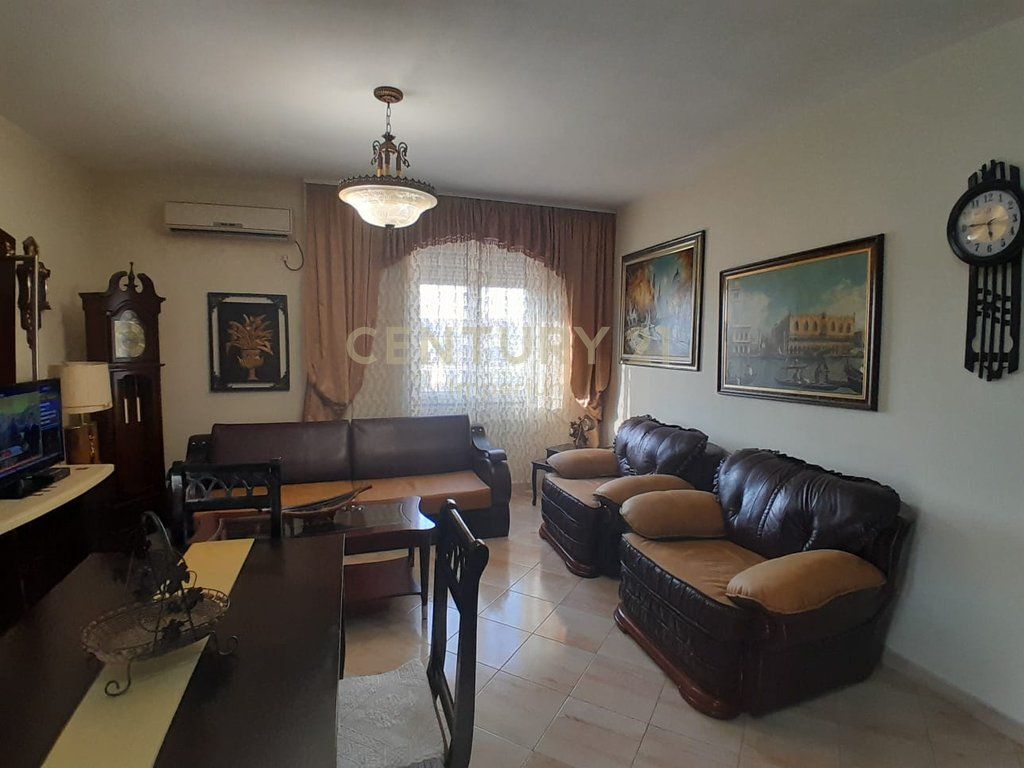 Apartament 2+1 për Shitje pranë Amerikan 3, Yzberisht! 146,000 € 13,500,000 Lekë