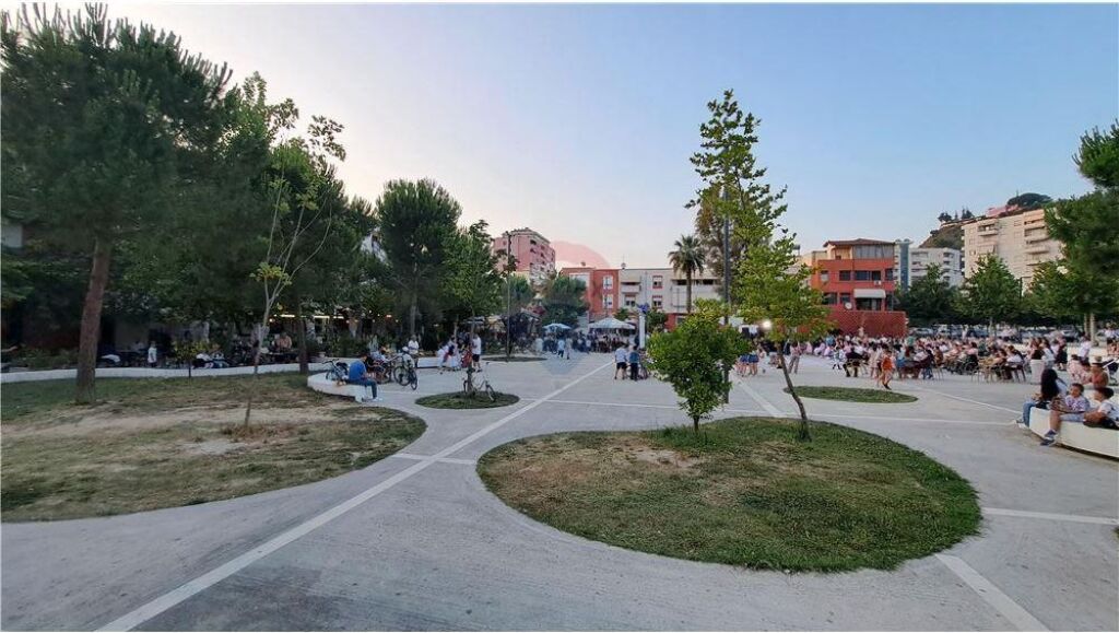 🏢 SHOP FOR RENT NEAR THEATER – VLORË