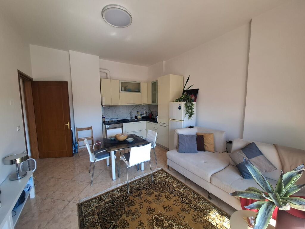 🏡 APARTAMENT 1+1 ME QIRA AFATGJATË – RRUGA E PORTIT, VLORË