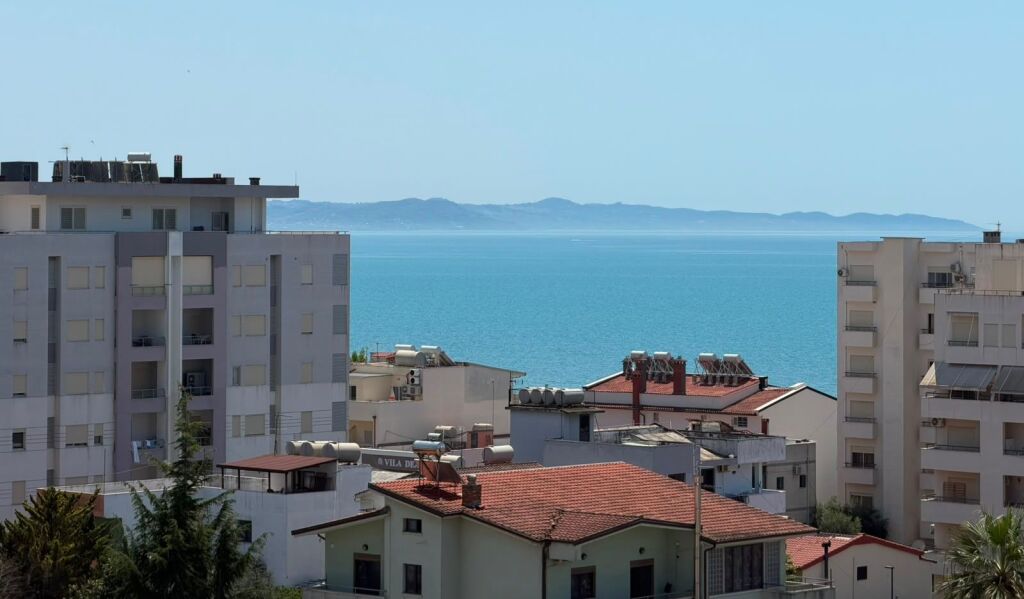 Shitet apartament 1+1+2 ballkone ne Plazh,Durres!