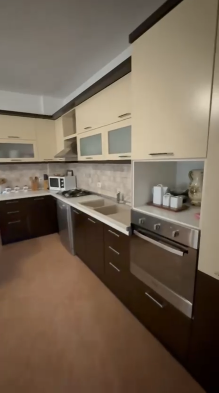 Tirane, rent with urgency apartment+veranda | Penthouse 2+1+Balcony, 120 m2 350 € (Near casa italia)
