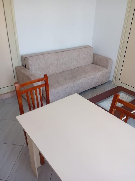 APARTAMENT 1+1. 28000 LEKE.PAS SPITALIT AMERIKAN 2