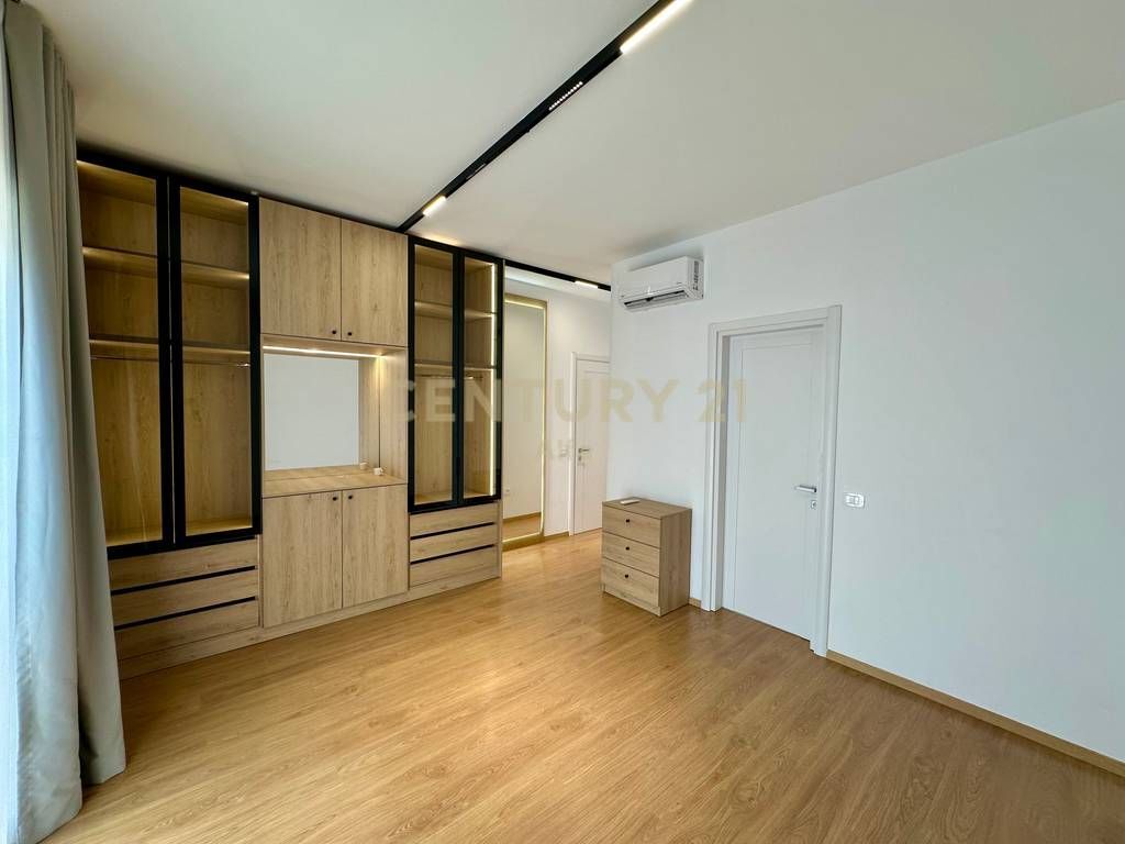 AFFITTO, APPARTAMENTO 3+1+3 con POSTO AUTO IN UNA DELLE MIGLIORI RESIDENZE NELL'AREA DEL LAGO ASCIUTTO❗️ 2.200 € /Mese 200.000 Lek /Mese