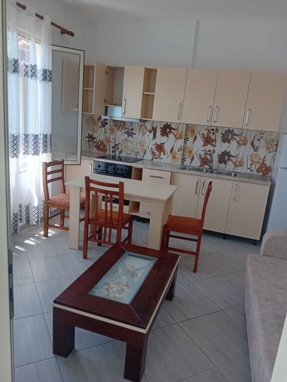 APARTAMENT 1+1. 28000 LEKE.PAS SPITALIT AMERIKAN 2