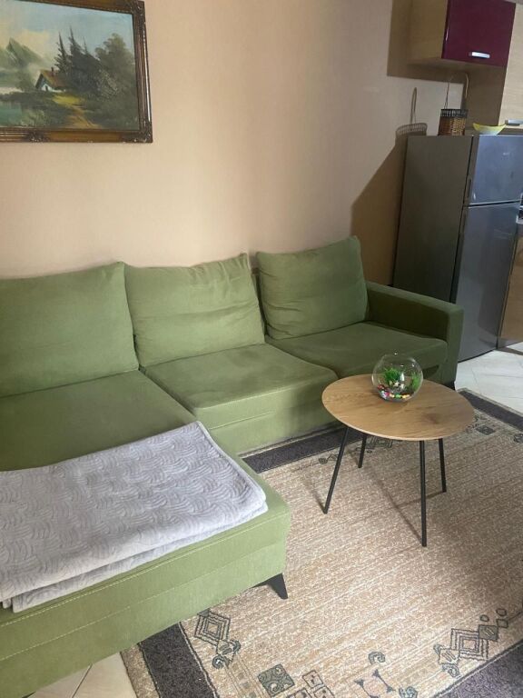 Jepet me qira kat vile tek rruga e Dibres per studente 50.000Leke