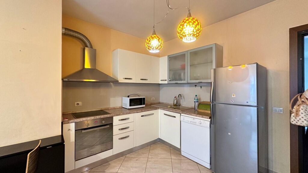 Jepet apartament 1+1 me qira tek ATSH , Pazari i Ri , Rruga e Elbasanit , Shkolla e Baletit .