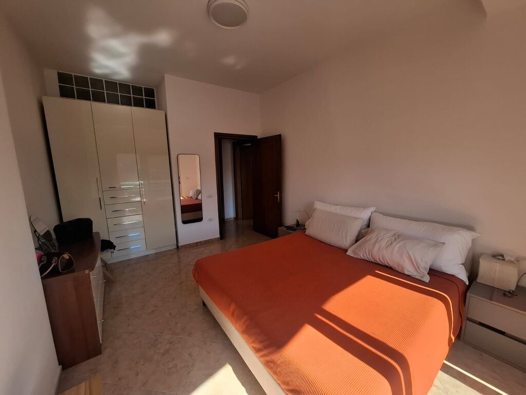 🏡 APARTAMENT 1+1 ME QIRA AFATGJATË – RRUGA E PORTIT, VLORË