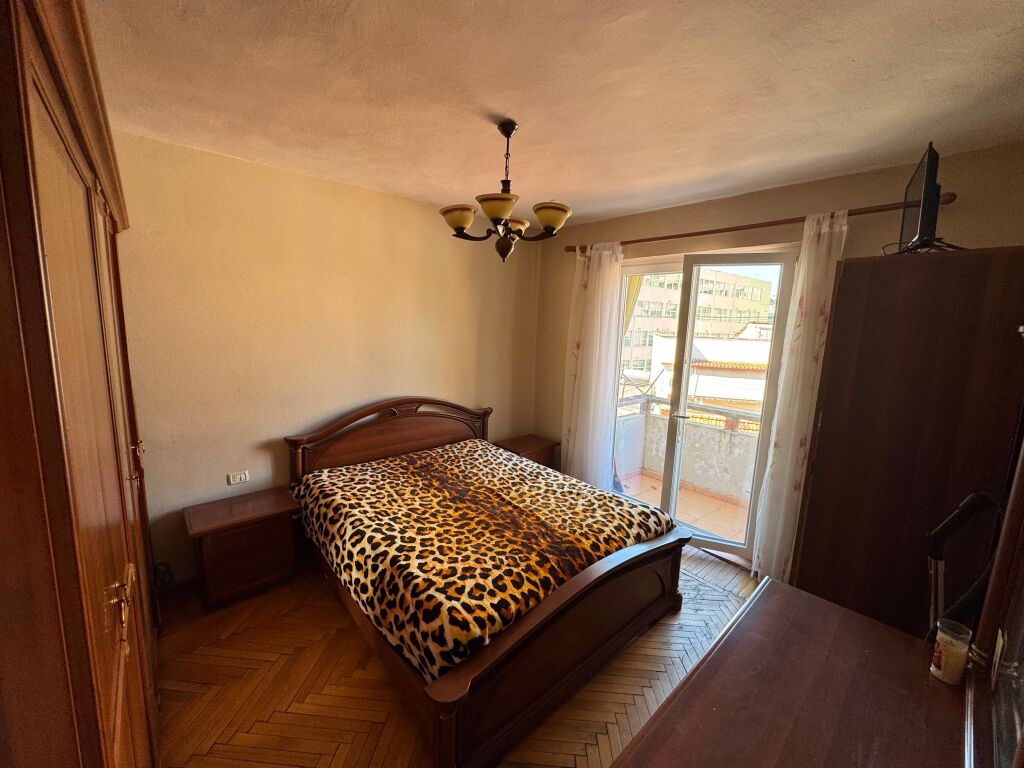 Shitet apartament 2+1 tek 21 Dhjetori