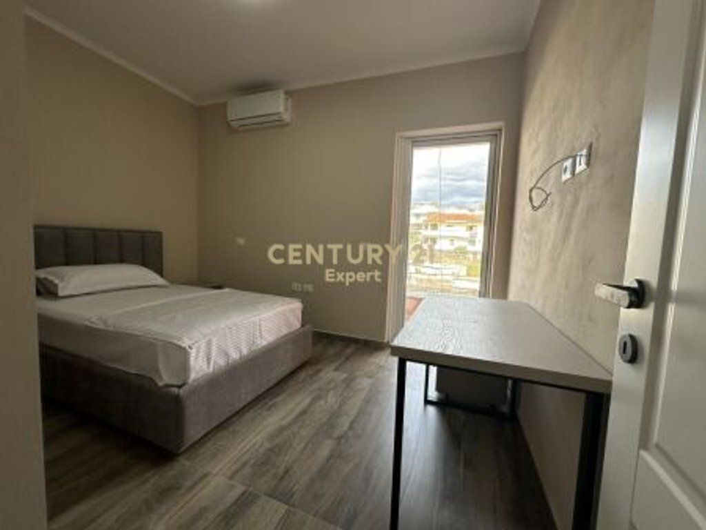 Apartament 3+1+2 + Post Parkimi me Qira në zonën e Sauk-ut te Ri, Tiranë (Kat vile)