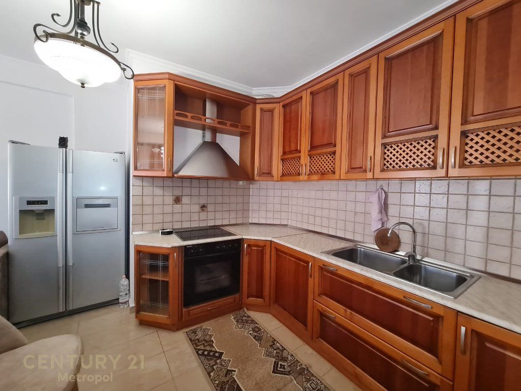 APARTAMENT 2+1 PER QERA PRANE QENDRES !
