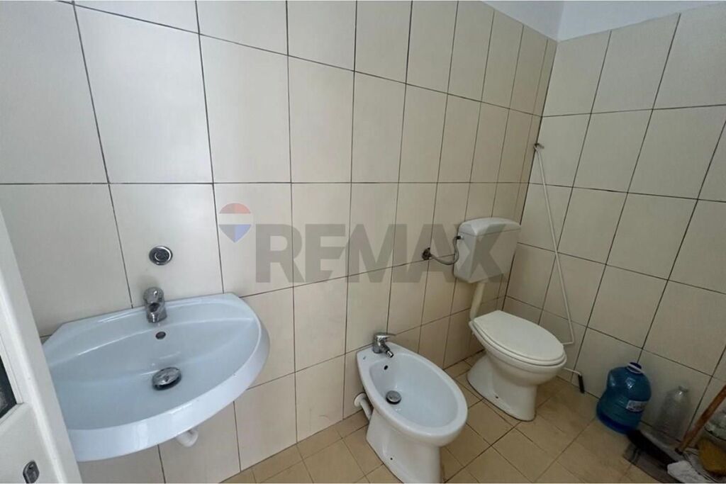 🏢 DYQAN ME QIRA PRANË MURADIES – VLORË