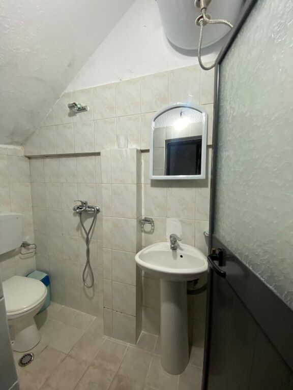 Jepet me qira kat vile tek rruga e Dibres per studente 50.000Leke