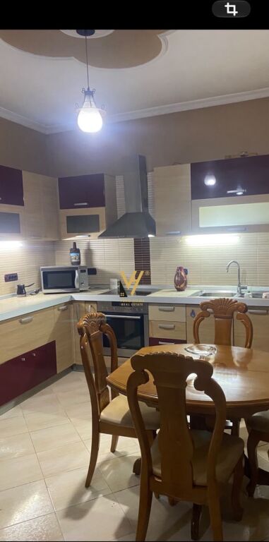 JEPET APARTAMENT 1+1 ME QIRA TE RRUGA E DIBRES 50.000 LEKE