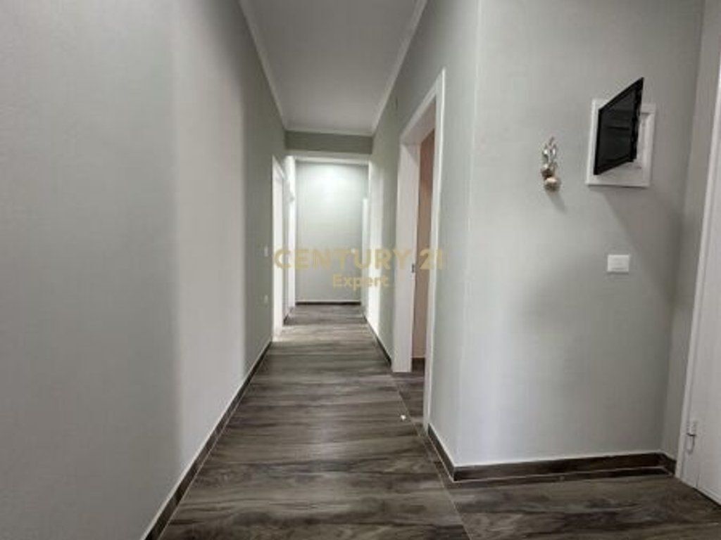 Apartament 3+1+2 + Post Parkimi me Qira në zonën e Sauk-ut te Ri, Tiranë (Kat vile)