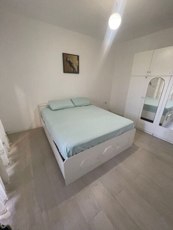 Jepet me qira 2+1 i konvertuar tek Bar Tulipan Fresk 🏷️35.000Leke