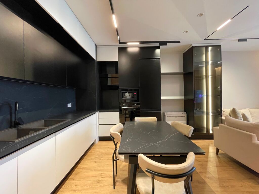 Appartamento 1+1+Parcheggio in affitto presso Komuna e Parisit.