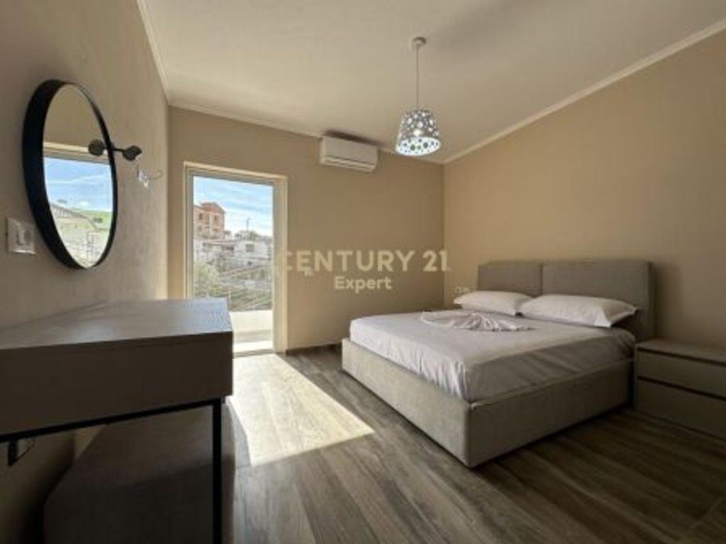 Apartament 3+1+2 + Post Parkimi me Qira në zonën e Sauk-ut te Ri, Tiranë (Kat vile)