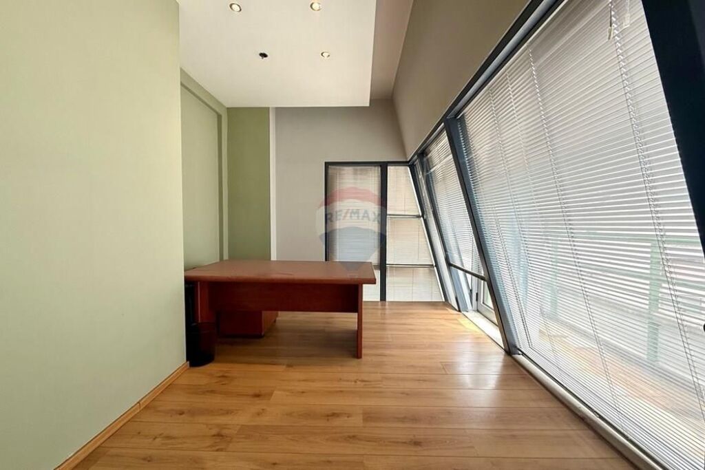 ✨ Appartamento 4+1+Studio in Vendita 📍Centro, Via Dibrës