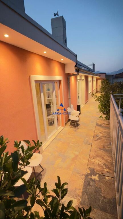 JEPET ME QERA AMBJENT PER ZYRA 380 M2 TEK "KOMUNA E PARISIT ' 4000 EURO