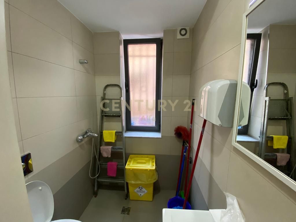 SHITET KLINIKË E KOMPLETUAR BASHKË ME AMBIENTIN – MYSLYM SHYRI !