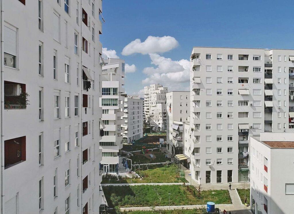 Kërkoj një person për të ndarë qiranë në një apartament 2+1, në rezidencën Magnet