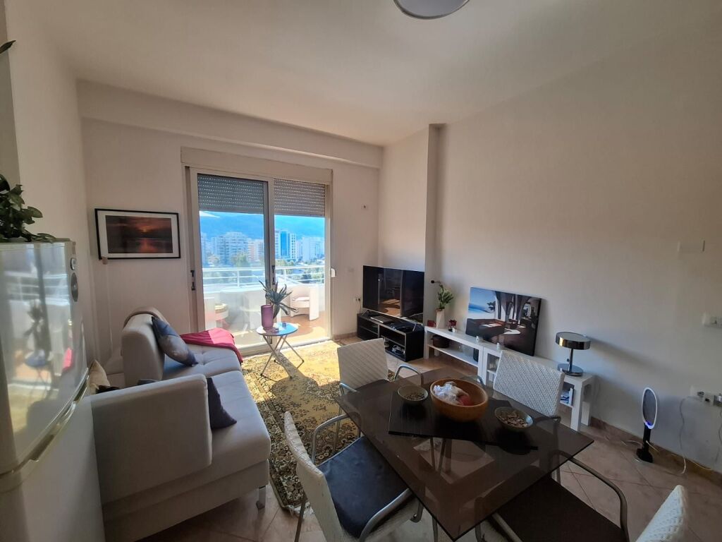 🏡 APARTAMENT 1+1 ME QIRA AFATGJATË – RRUGA E PORTIT, VLORË
