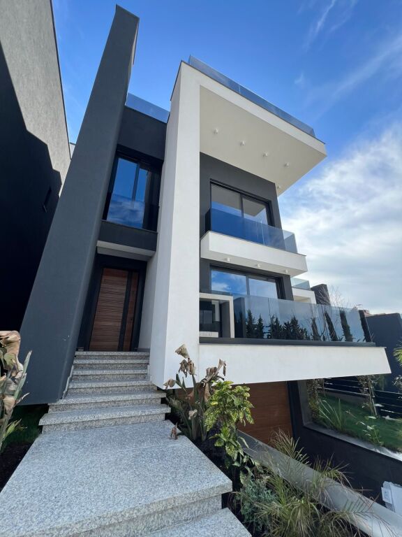 Villa for sale in Golem inside a residence !