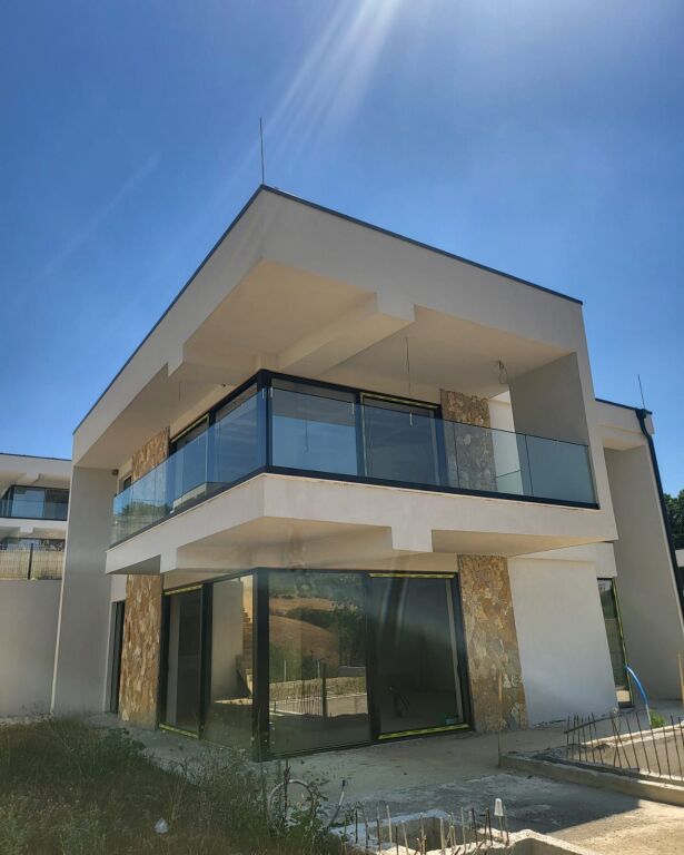 🏡 VILË NË SHITJE – FARKË, LISI I ARTË