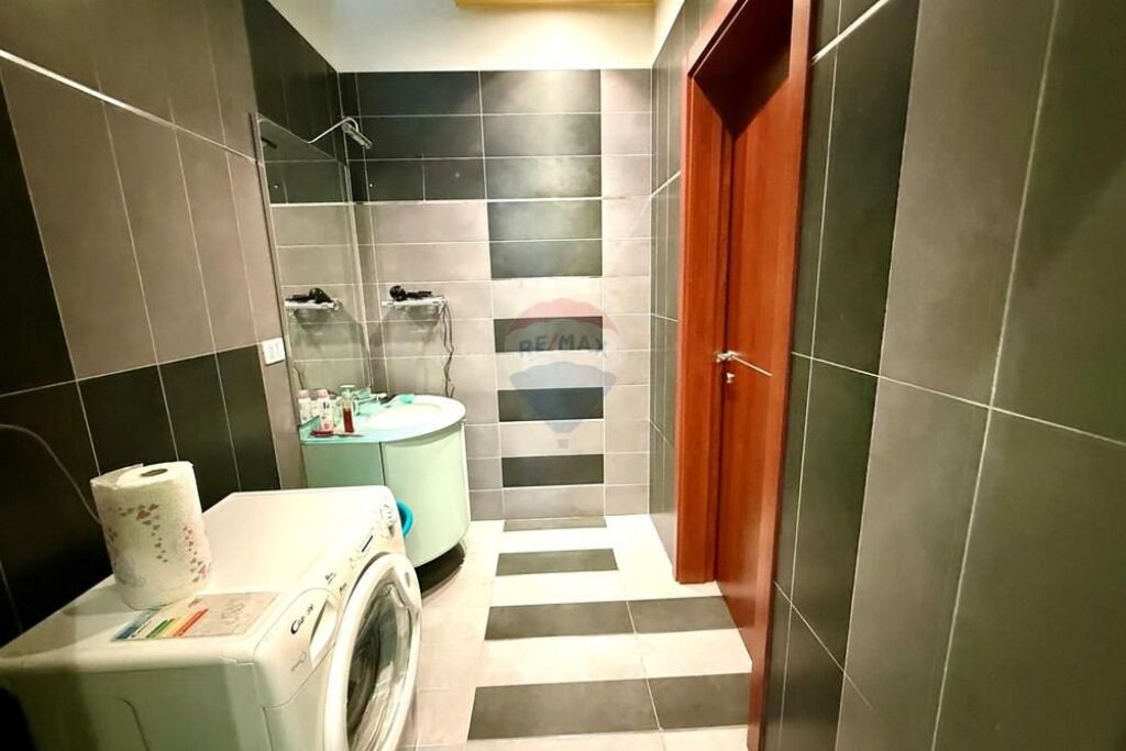 ✨ Appartamento 4+1+Studio in Vendita 📍Centro, Via Dibrës