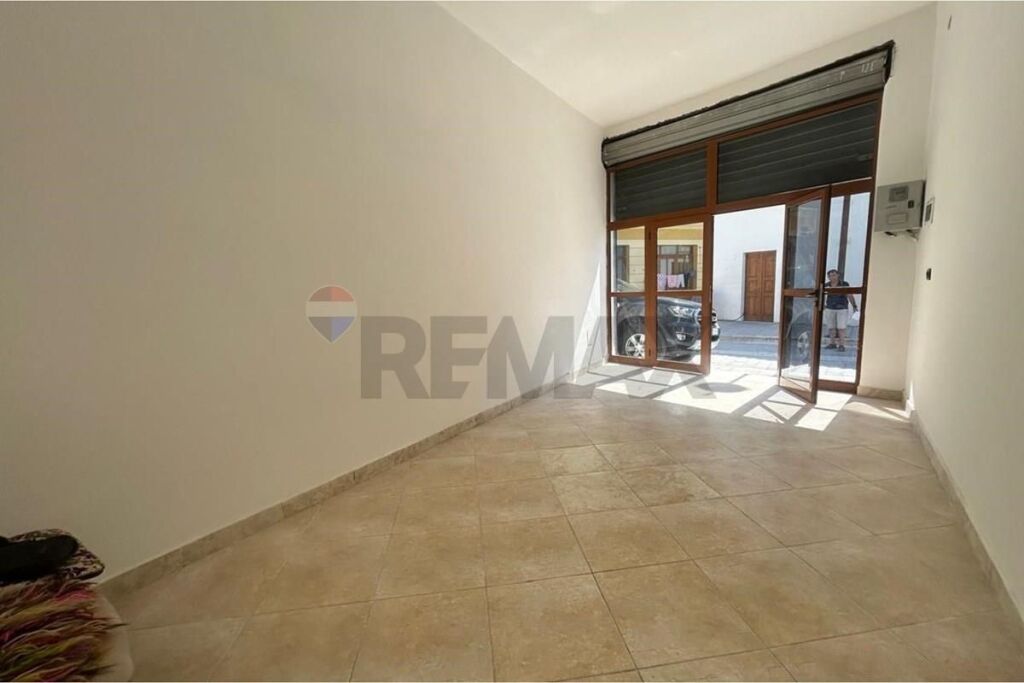🏢 DYQAN ME QIRA PRANË MURADIES – VLORË