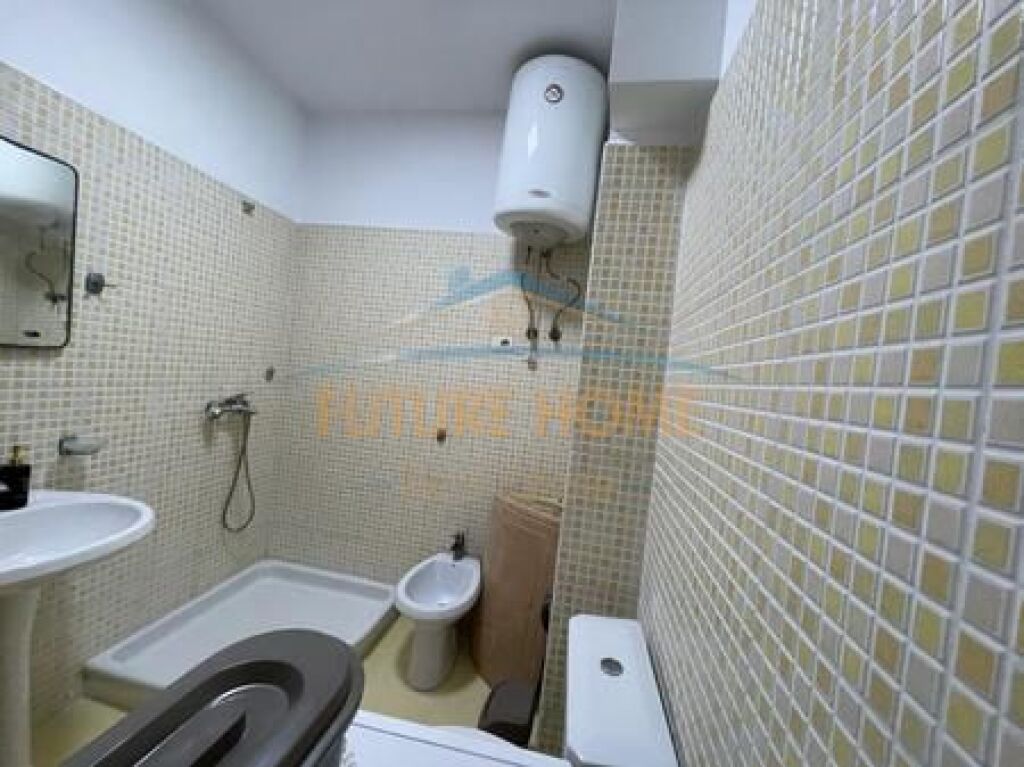 Shitet, Apartament 3+1+2, Kristal Center, Tiranë.
