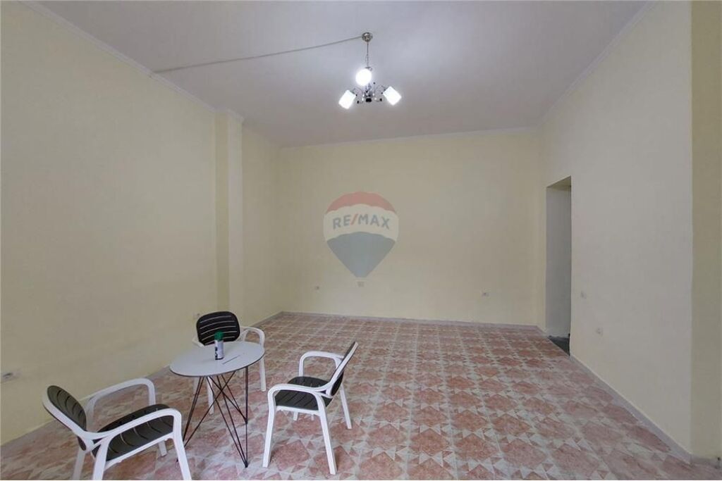 🏢 SHOP FOR RENT NEAR THEATER – VLORË