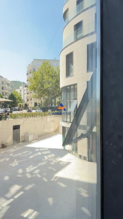 LOCALE COMMERCIALE IN VENDITA ⁠129 M2 " LAGO ASCIUTTO " 645.000 EURO