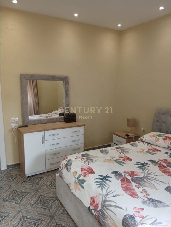 Jepet me Qira Apartament 3+1+Parkim i nje vile 2-katëshe, te Sheshi Shqiponja - 70000 ALL 700 € /Muaj
