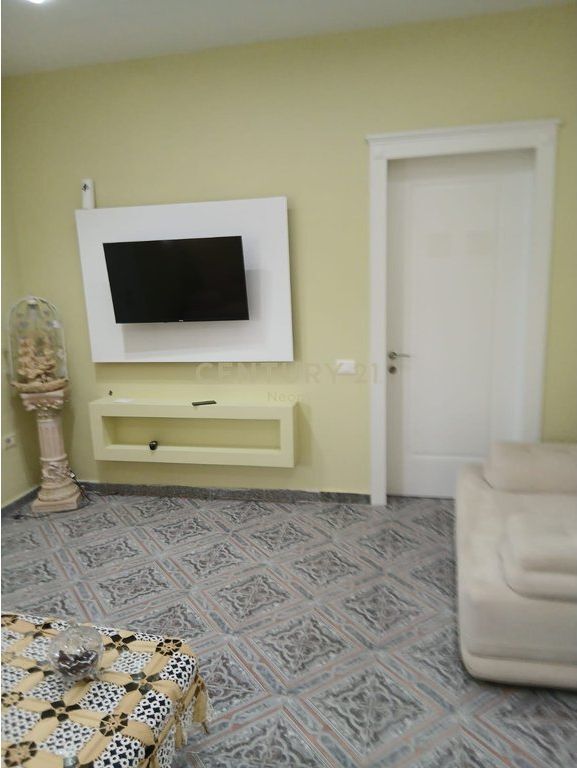 Jepet me Qira Apartament 3+1+Parkim i nje vile 2-katëshe, te Sheshi Shqiponja - 70000 ALL 700 € /Muaj