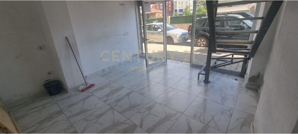 Business premises for rent 74 m² in Çabej Buildings!