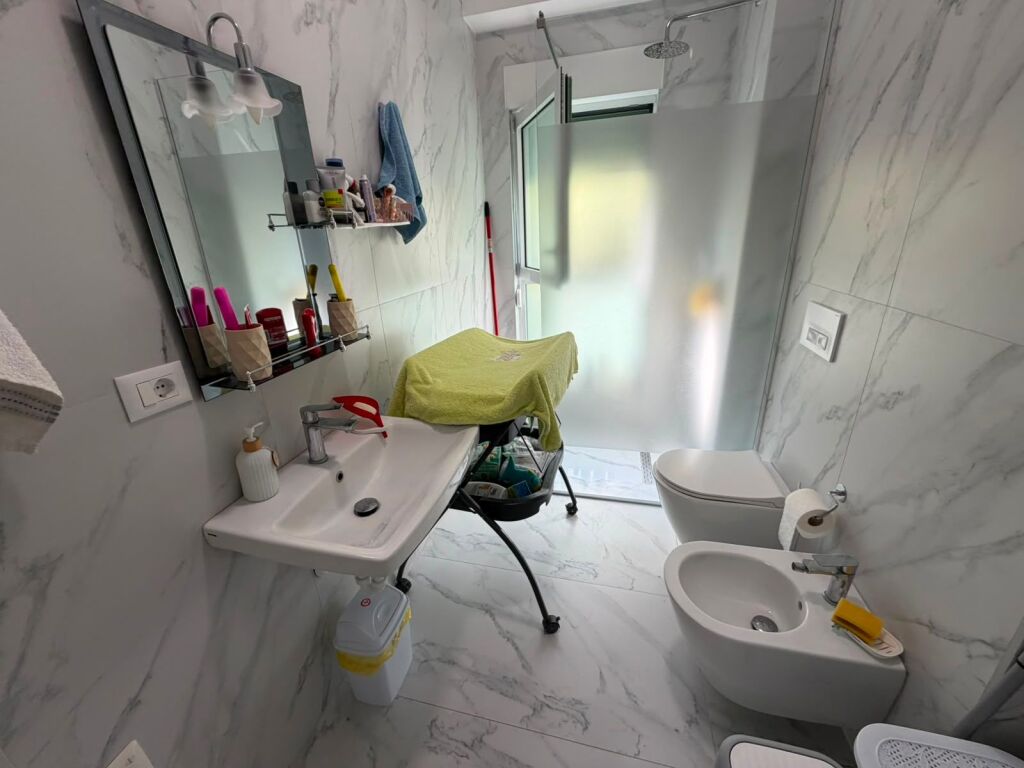Appartamento 1+1 in vendita  Indirizzo: Complesso Ali Demi Kaimi  Arredato  2° piano  Superficie 63,2 m2  Prezzo 115 milioni lek  Con ipoteca .