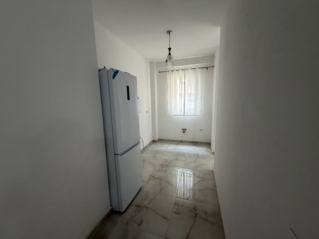 🏡 JEPET ME QIRA 📍Rruga Dritan hoxha kompleksi E88– APARTAMENT 2+1  ✨ I mobiluar 🏢 Kati 3 💰 Çmimi: 70,000 Lekë/muaj 🚗 Post parkimi i përfshirë në çmim  